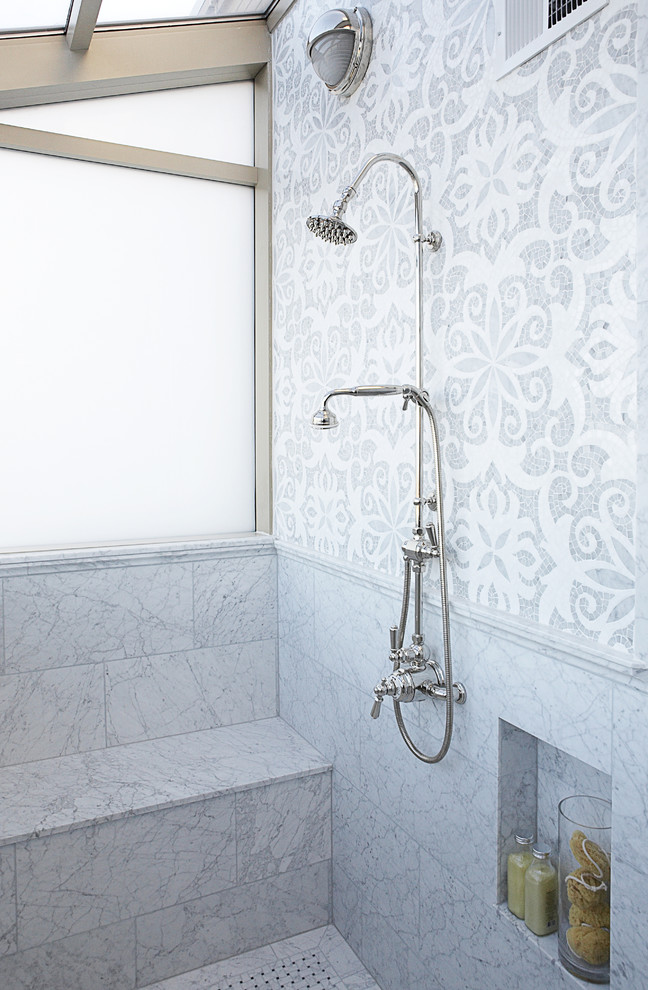 На фото: ванная комната в классическом стиле с плиткой мозаикой