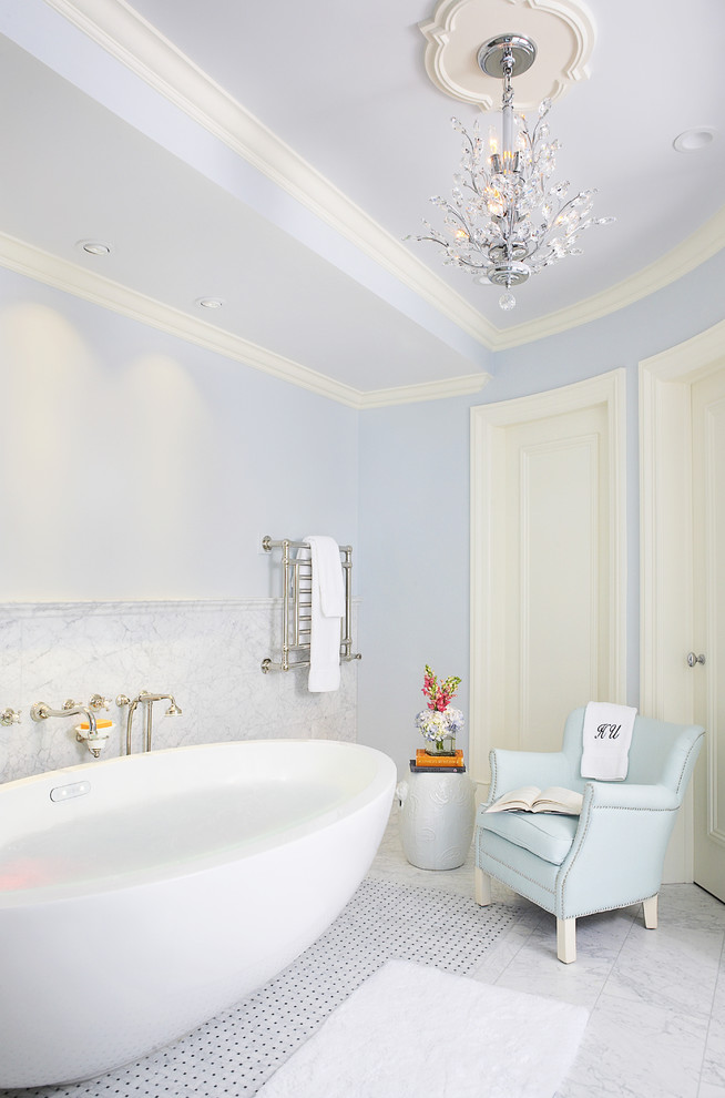 Источник вдохновения для домашнего уюта: ванная комната в классическом стиле с отдельно стоящей ванной