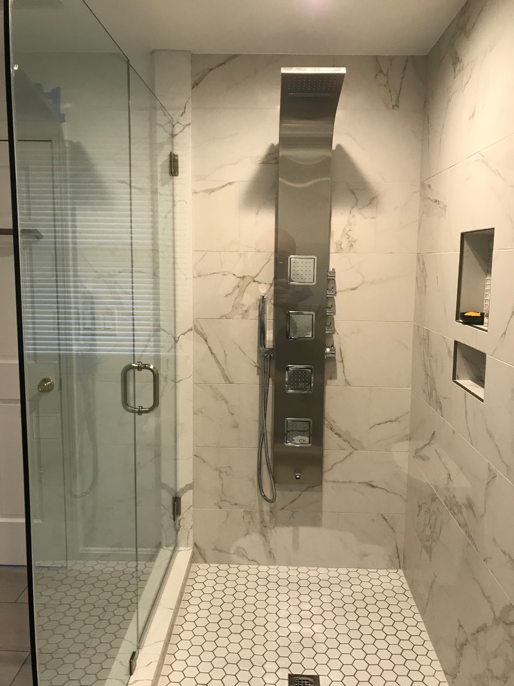Свежая идея для дизайна: главная ванная комната среднего размера в классическом стиле с угловым душем, раздельным унитазом, серой плиткой, металлической плиткой, серыми стенами, полом из керамогранита, серым полом и душем с распашными дверями - отличное фото интерьера