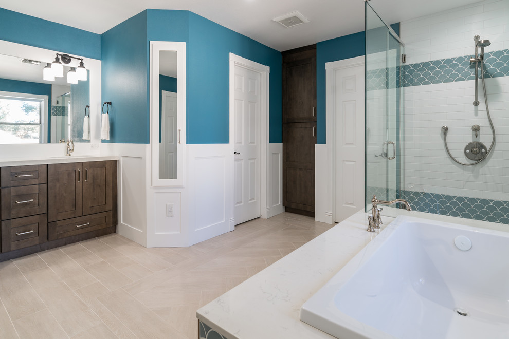 На фото: большая главная ванная комната в стиле модернизм с фасадами в стиле шейкер, коричневыми фасадами, японской ванной, душем в нише, унитазом-моноблоком, белой плиткой, плиткой кабанчик, синими стенами, полом из керамической плитки, монолитной раковиной, мраморной столешницей, бежевым полом, душем с распашными дверями и белой столешницей с