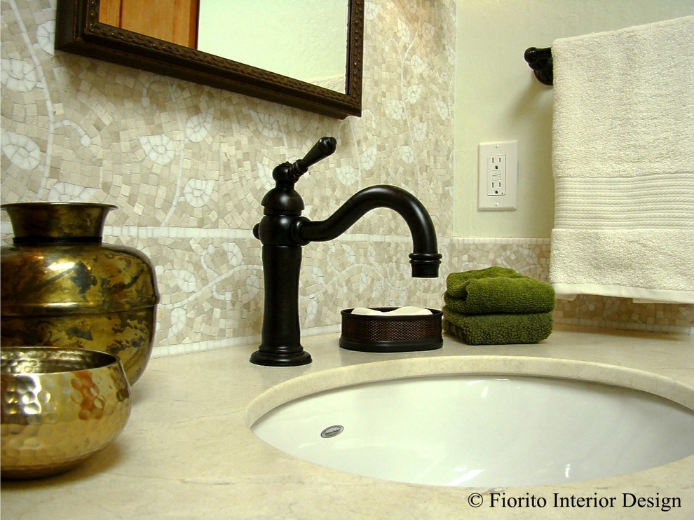 Diseño de cuarto de baño principal tradicional de tamaño medio con lavabo bajoencimera, armarios estilo shaker, puertas de armario de madera clara, encimera de mármol, bañera encastrada, ducha doble, baldosas y/o azulejos beige, baldosas y/o azulejos en mosaico, paredes verdes y suelo de baldosas de cerámica