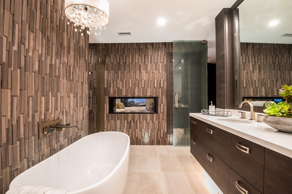 Идея дизайна: большая главная ванная комната в современном стиле с плоскими фасадами, темными деревянными фасадами, отдельно стоящей ванной, врезной раковиной, серым полом, белой столешницей и подвесной тумбой