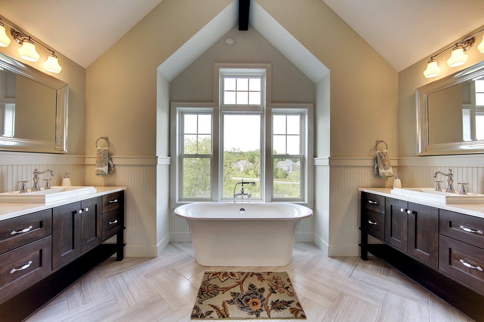 Idéer för ett stort klassiskt en-suite badrum, med ett nedsänkt handfat, skåp i shakerstil, skåp i mörkt trä, ett fristående badkar, en dubbeldusch, gröna väggar och klinkergolv i porslin