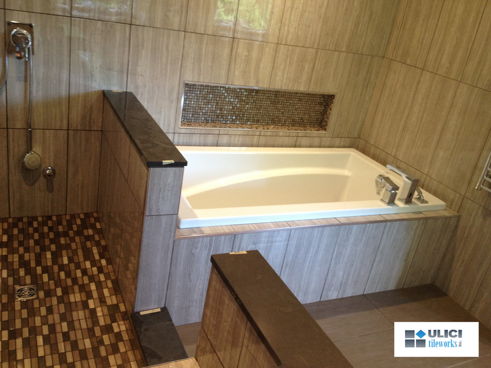 Modelo de cuarto de baño principal moderno de tamaño medio con bañera encastrada, baldosas y/o azulejos grises, baldosas y/o azulejos de porcelana y suelo de baldosas de porcelana