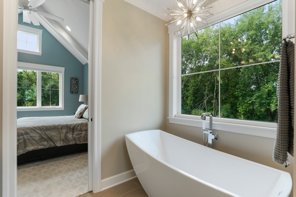 Inspiration för ett stort lantligt beige beige en-suite badrum, med ett fristående badkar, en hörndusch, granitbänkskiva och dusch med gångjärnsdörr