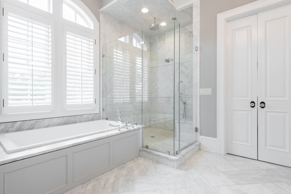Klassisk inredning av ett mycket stort vit vitt en-suite badrum, med ett fristående badkar, en hörndusch, beige väggar, bänkskiva i kvarts och dusch med gångjärnsdörr