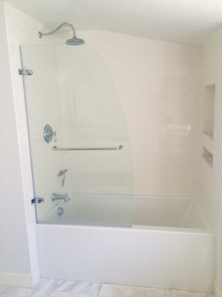 Idées déco pour une salle de bain principale contemporaine de taille moyenne avec une baignoire en alcôve, un combiné douche/baignoire, un carrelage jaune, des carreaux de céramique, un mur gris et un sol en marbre.