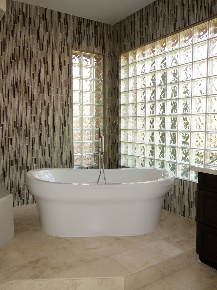 Mittelgroßes Modernes Badezimmer En Suite mit Steinfliesen, beigen Fliesen, freistehender Badewanne, bunten Wänden und Kalkstein in Phoenix