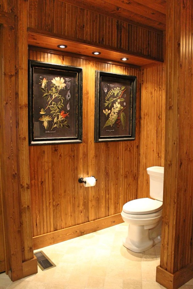 Modelo de cuarto de baño principal clásico con armarios con paneles lisos, puertas de armario de madera oscura y encimera de madera