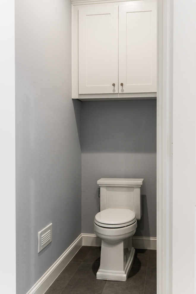 Свежая идея для дизайна: туалет среднего размера в современном стиле с белыми фасадами, унитазом-моноблоком, белой плиткой, плиткой из листового камня, серыми стенами, врезной раковиной, столешницей из гранита, серым полом и белой столешницей - отличное фото интерьера