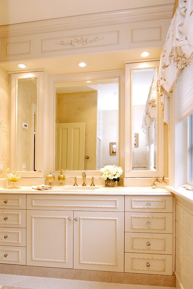 Großes Klassisches Badezimmer En Suite mit weißen Schränken, profilierten Schrankfronten, beigen Fliesen, weißer Wandfarbe, Keramikboden und Unterbauwaschbecken in New York