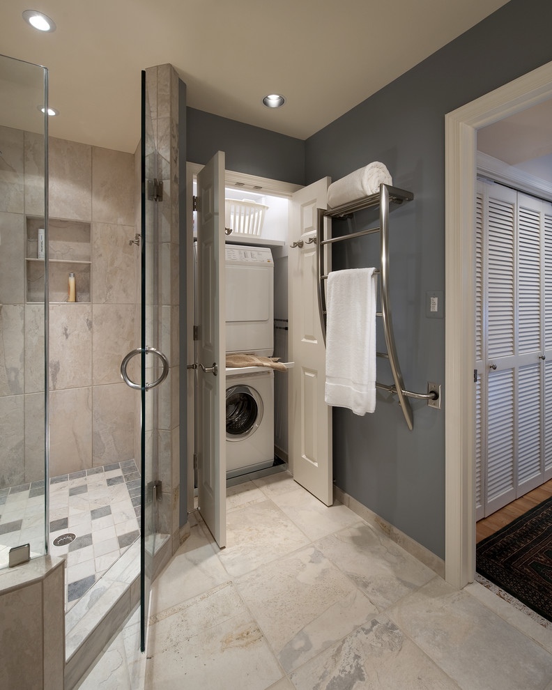На фото: ванная комната со стиральной машиной в классическом стиле