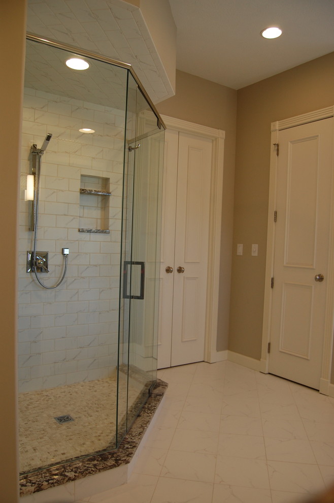 Idéer för stora vintage en-suite badrum, med skåp i shakerstil, vita skåp, ett hörnbadkar, en hörndusch, en toalettstol med separat cisternkåpa, beige väggar, ett undermonterad handfat och granitbänkskiva