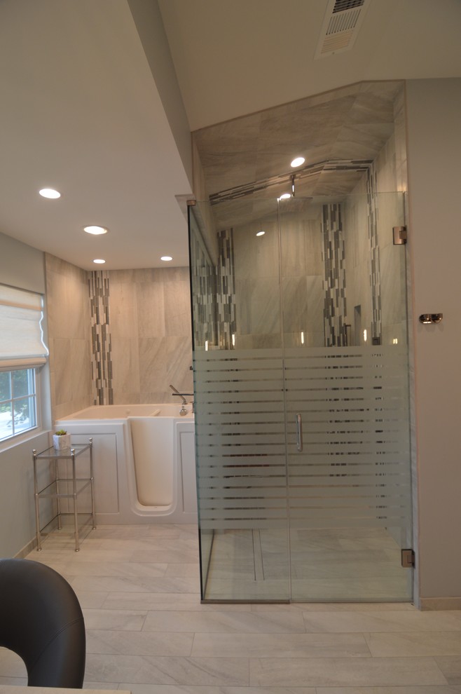 Пример оригинального дизайна: большая главная ванная комната в стиле модернизм с плоскими фасадами, серыми фасадами, ванной в нише, душем без бортиков, унитазом-моноблоком, серой плиткой, керамогранитной плиткой, синими стенами, полом из керамогранита, врезной раковиной, столешницей из искусственного кварца, серым полом и душем с распашными дверями