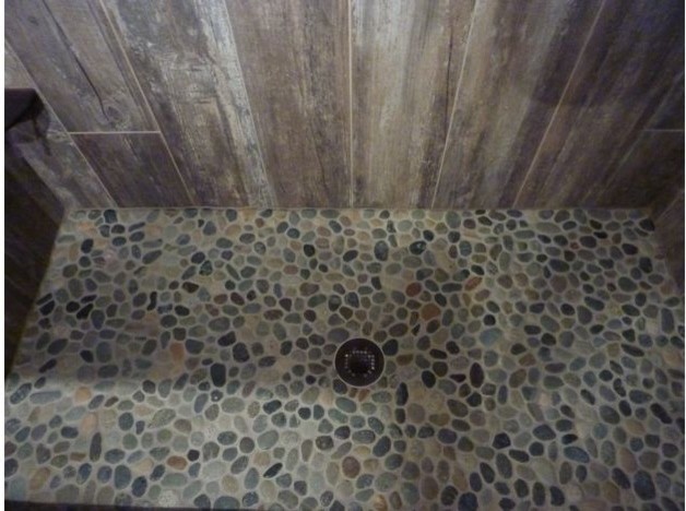 Idéer för att renovera ett mellanstort rustikt badrum med dusch, med luckor med lamellpanel, skåp i mörkt trä, en dusch i en alkov, beige kakel, svart kakel, brun kakel, grå kakel, porslinskakel, ett fristående handfat och träbänkskiva