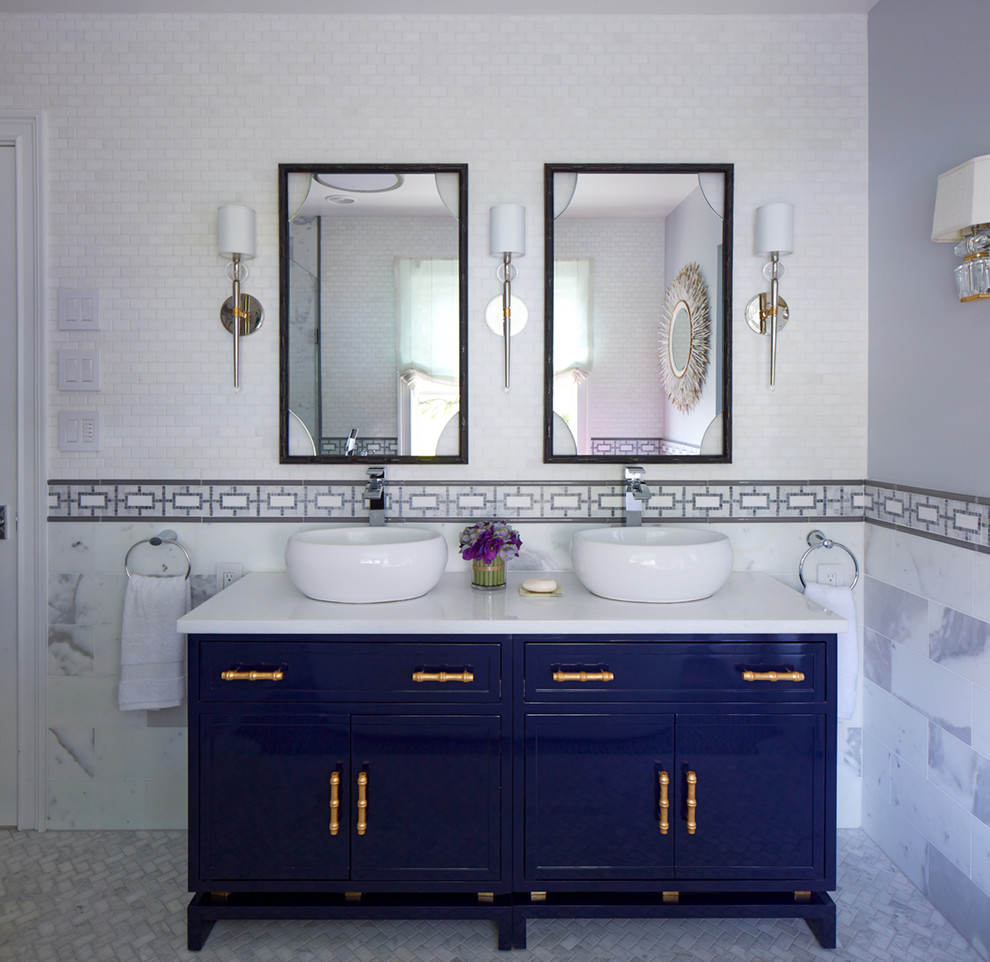 На фото: большая главная ванная комната в стиле неоклассика (современная классика) с белой плиткой, мраморной плиткой, белыми стенами, фасадами островного типа, синими фасадами, угловым душем, мраморным полом, раковиной с пьедесталом, разноцветным полом и душем с распашными дверями с