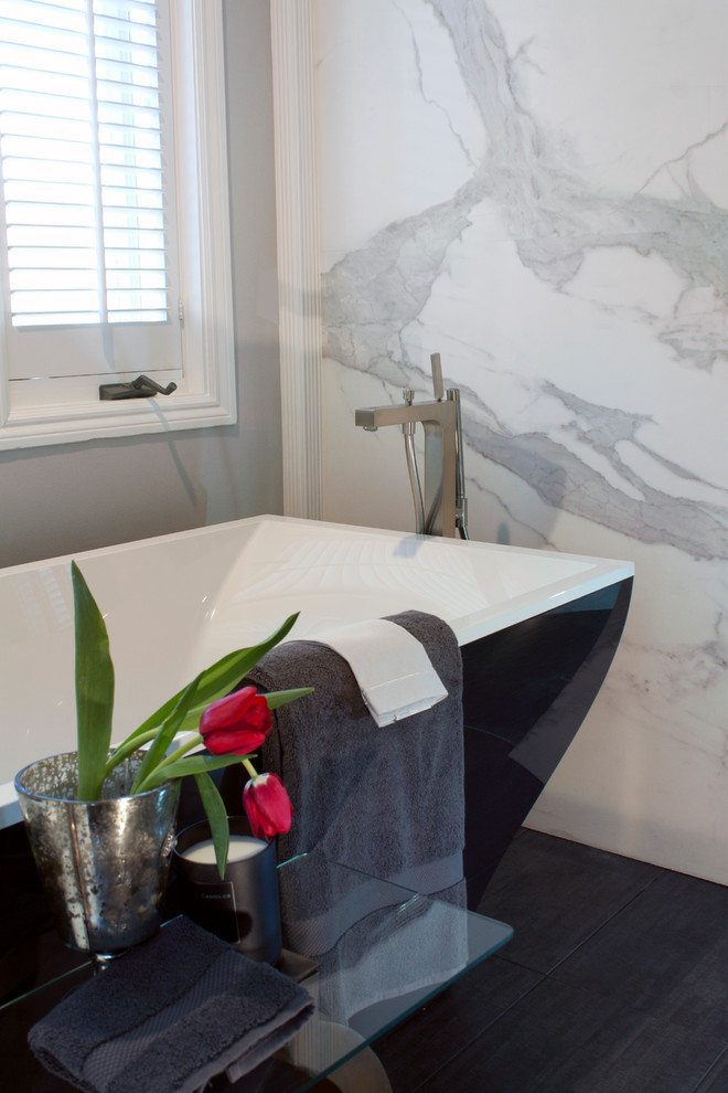 Immagine di una stanza da bagno padronale minimal di medie dimensioni con ante in stile shaker e ante in legno bruno