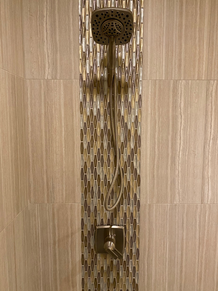 Пример оригинального дизайна: главная ванная комната среднего размера в современном стиле с душем в нише, раздельным унитазом, серой плиткой, керамогранитной плиткой, желтыми стенами, полом из керамогранита, серым полом, душем с раздвижными дверями и нишей