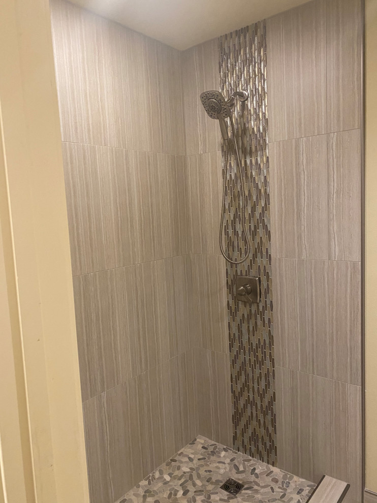 Bild på ett mellanstort funkis en-suite badrum, med en dusch i en alkov, en toalettstol med separat cisternkåpa, grå kakel, porslinskakel, gula väggar, klinkergolv i porslin, grått golv och dusch med skjutdörr