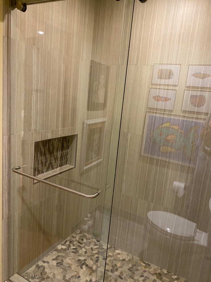 Immagine di una stanza da bagno padronale minimal di medie dimensioni con doccia alcova, WC a due pezzi, piastrelle grigie, piastrelle in gres porcellanato, pareti gialle, pavimento in gres porcellanato, pavimento grigio, porta doccia scorrevole e nicchia