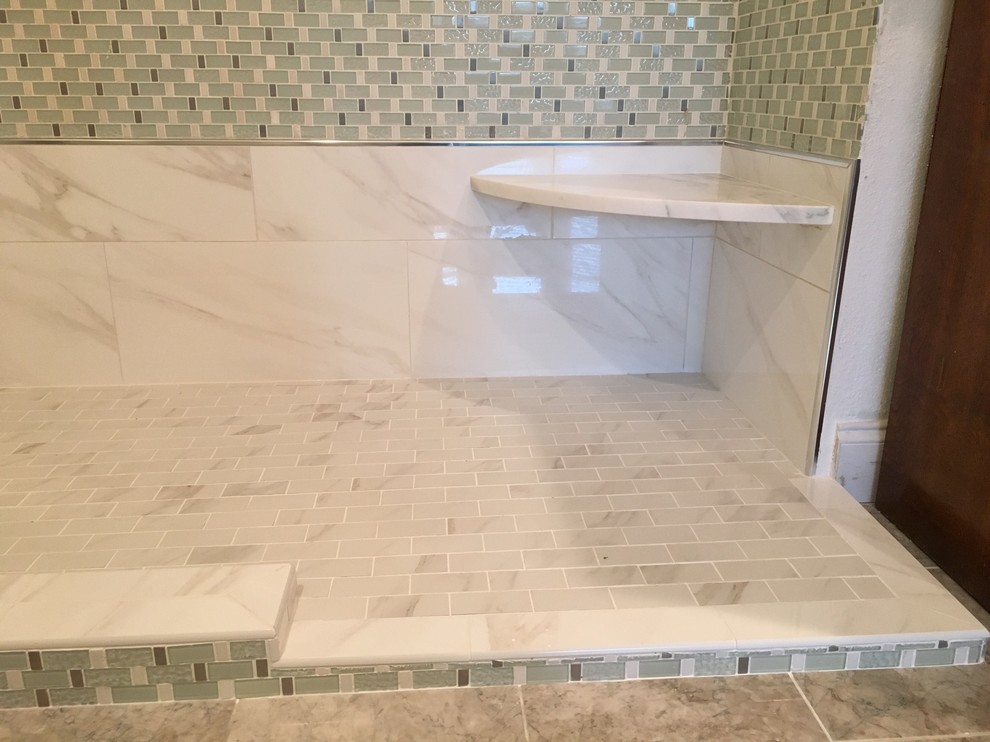 Modelo de cuarto de baño principal tradicional de tamaño medio con ducha empotrada, baldosas y/o azulejos blancos, baldosas y/o azulejos de porcelana y suelo de mármol