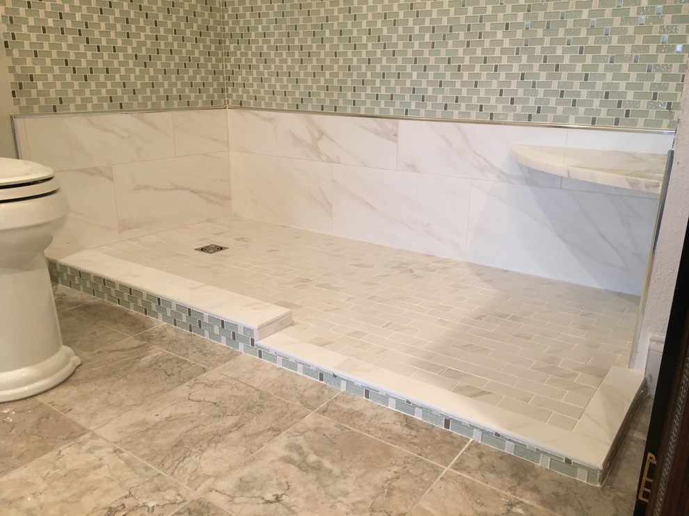 Inspiration pour une douche en alcôve principale traditionnelle de taille moyenne avec un carrelage blanc, des carreaux de porcelaine et un sol en marbre.