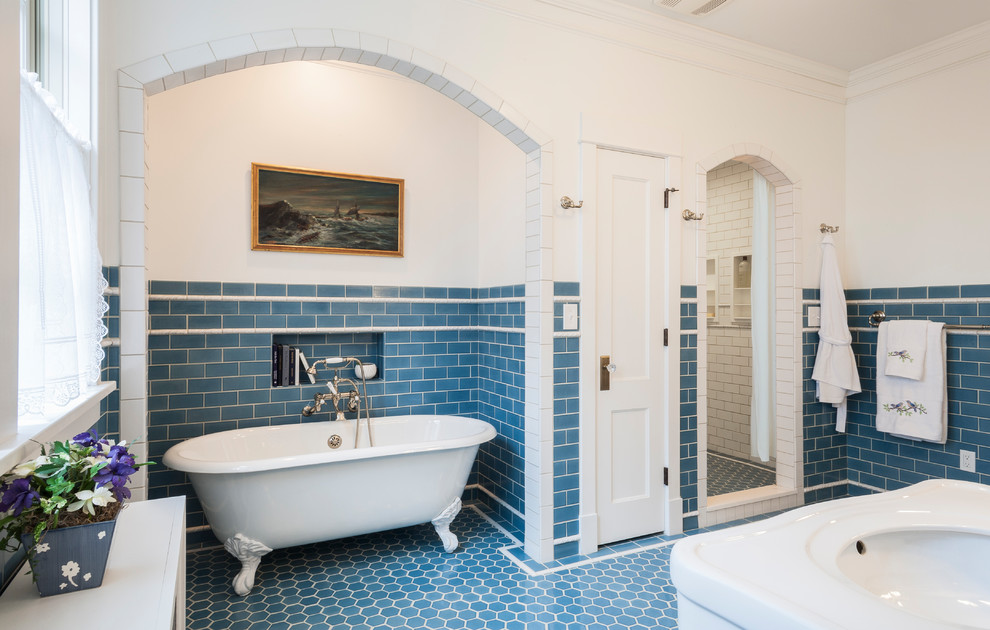Inspiration för ett stort lantligt en-suite badrum, med ett fristående badkar, våtrum, en toalettstol med separat cisternkåpa, blå kakel, tunnelbanekakel, vita väggar, klinkergolv i porslin, ett piedestal handfat, blått golv och dusch med duschdraperi