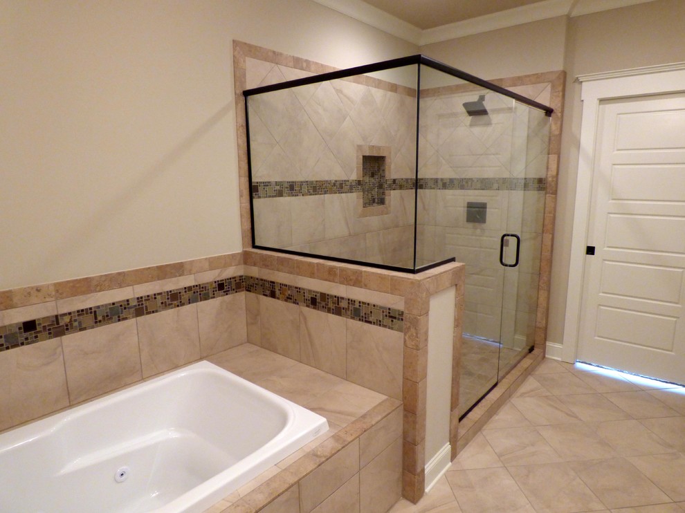 Foto di una stanza da bagno padronale american style di medie dimensioni con vasca idromassaggio, doccia ad angolo, piastrelle beige, piastrelle in ceramica, pareti beige e pavimento con piastrelle in ceramica