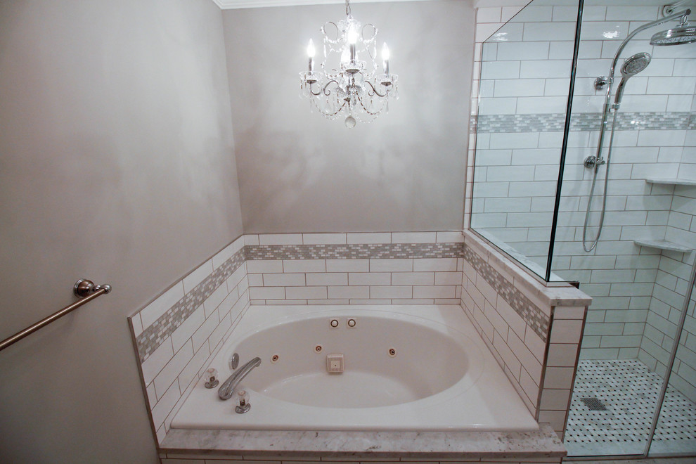 На фото: главная ванная комната среднего размера в классическом стиле с плоскими фасадами, серыми фасадами, накладной ванной, угловым душем, писсуаром, белой плиткой, керамической плиткой, серыми стенами, полом из мозаичной плитки, врезной раковиной, мраморной столешницей, белым полом и душем с распашными дверями