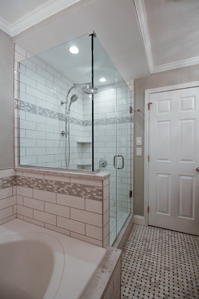 Inredning av ett klassiskt mellanstort en-suite badrum, med släta luckor, grå skåp, ett platsbyggt badkar, en hörndusch, ett urinoar, vit kakel, keramikplattor, grå väggar, mosaikgolv, ett undermonterad handfat, marmorbänkskiva, vitt golv och dusch med gångjärnsdörr