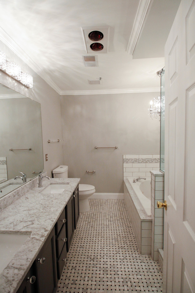 Источник вдохновения для домашнего уюта: главная ванная комната среднего размера в классическом стиле с серыми фасадами, накладной ванной, угловым душем, писсуаром, белой плиткой, керамической плиткой, серыми стенами, полом из мозаичной плитки, врезной раковиной, мраморной столешницей, белым полом, душем с распашными дверями и плоскими фасадами