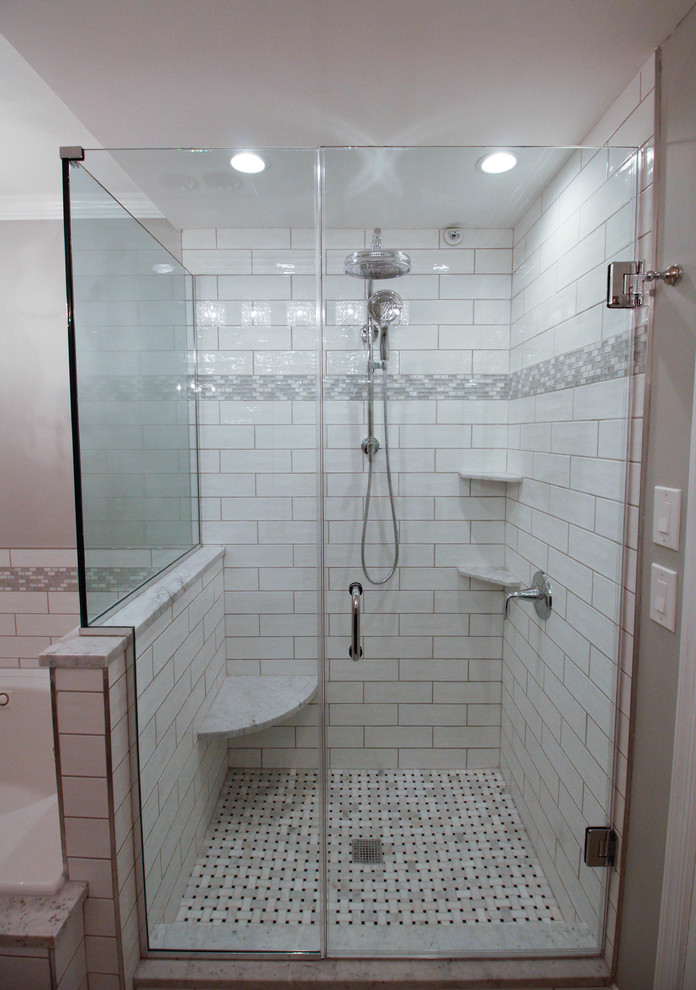 Idéer för mellanstora vintage en-suite badrum, med släta luckor, grå skåp, ett platsbyggt badkar, en hörndusch, ett urinoar, vit kakel, keramikplattor, grå väggar, mosaikgolv, ett undermonterad handfat, marmorbänkskiva, vitt golv och dusch med gångjärnsdörr