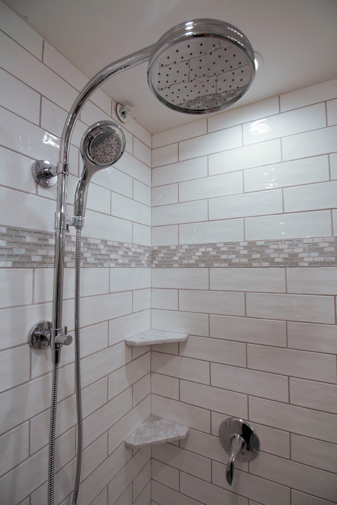 Klassisk inredning av ett mellanstort en-suite badrum, med släta luckor, grå skåp, ett platsbyggt badkar, en hörndusch, ett urinoar, vit kakel, keramikplattor, grå väggar, mosaikgolv, ett undermonterad handfat, marmorbänkskiva, vitt golv och dusch med gångjärnsdörr