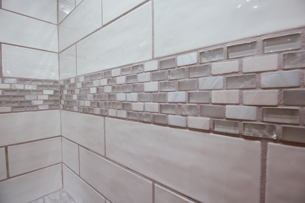 Пример оригинального дизайна: главная ванная комната среднего размера в классическом стиле с плоскими фасадами, серыми фасадами, накладной ванной, угловым душем, писсуаром, белой плиткой, керамической плиткой, серыми стенами, полом из мозаичной плитки, врезной раковиной, мраморной столешницей, белым полом и душем с распашными дверями