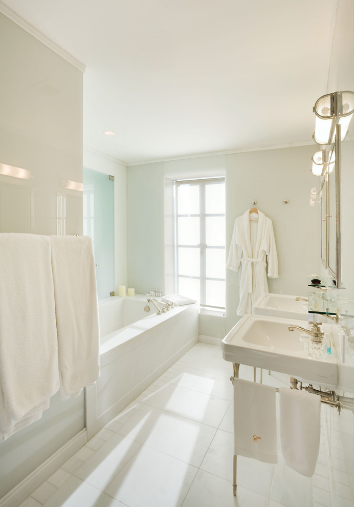 Diseño de cuarto de baño rectangular contemporáneo con lavabo tipo consola y bañera empotrada
