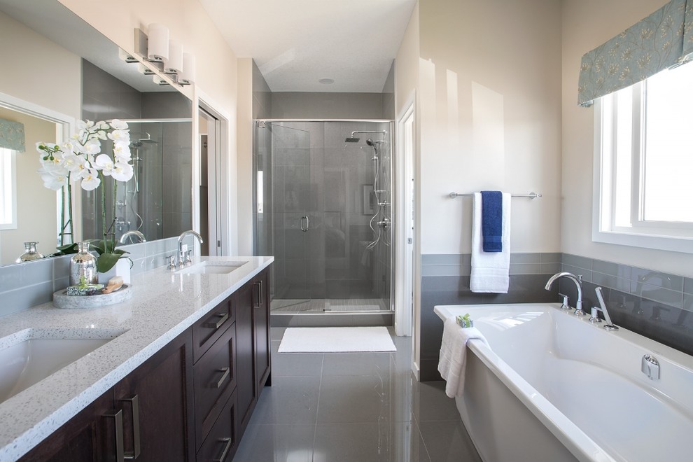 Bild på ett stort vintage en-suite badrum, med skåp i shakerstil, bruna skåp, ett fristående badkar, en dusch i en alkov, beige väggar, ett undermonterad handfat, grått golv och dusch med gångjärnsdörr