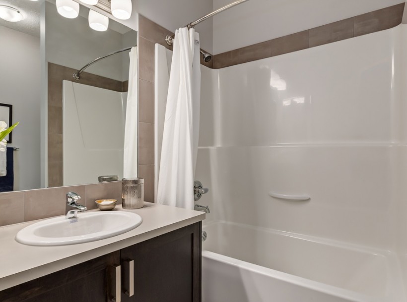 Пример оригинального дизайна: главная ванная комната среднего размера в современном стиле с коричневыми фасадами, ванной в нише, душем в нише, бежевой плиткой, керамической плиткой, белыми стенами, полом из линолеума, накладной раковиной, столешницей из ламината и шторкой для ванной