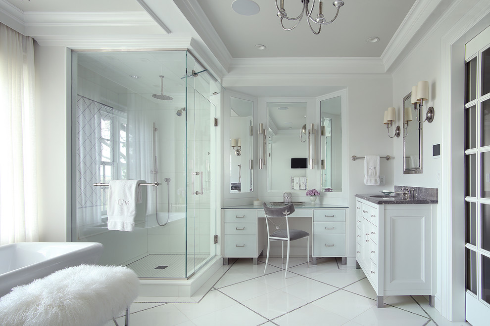 Inredning av ett klassiskt mellanstort grå grått en-suite badrum, med släta luckor, vita skåp, ett fristående badkar, en öppen dusch, en toalettstol med hel cisternkåpa, vit kakel, vita väggar, klinkergolv i keramik, ett undermonterad handfat, marmorbänkskiva, vitt golv och dusch med gångjärnsdörr
