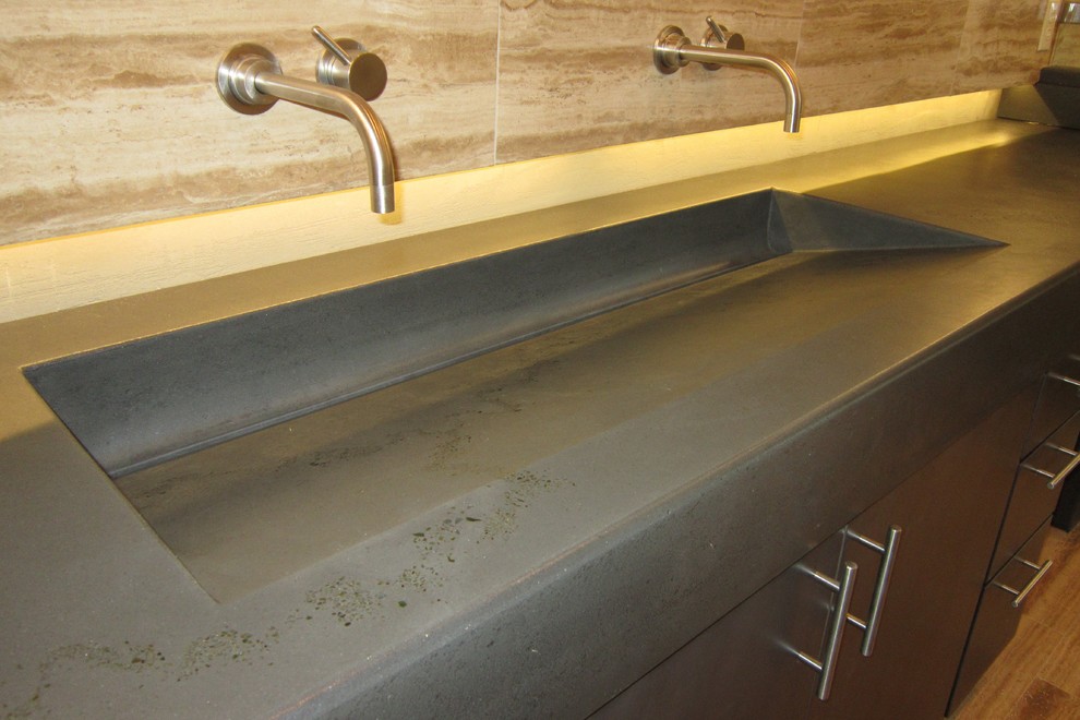 Imagen de cuarto de baño principal contemporáneo grande con lavabo integrado, encimera de cemento y encimeras grises