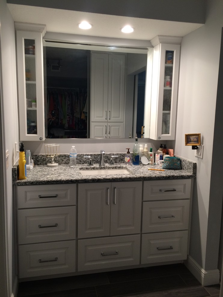 Bild på ett litet vintage en-suite badrum, med luckor med upphöjd panel, vita skåp, grå väggar, bänkskiva i kvartsit, grå kakel, klinkergolv i porslin och ett undermonterad handfat