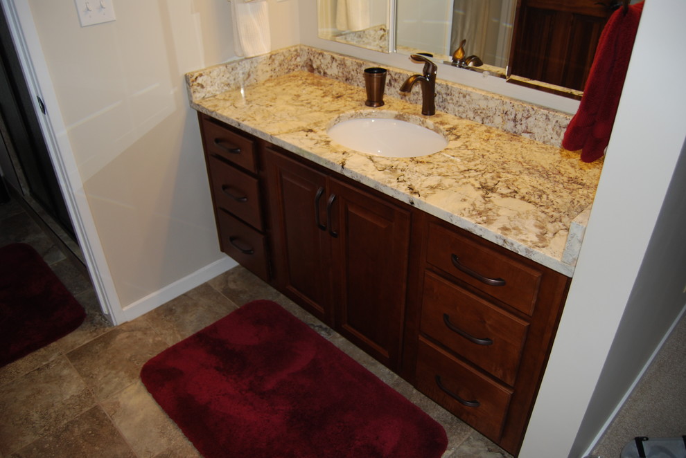 Idéer för mellanstora vintage en-suite badrum, med ett undermonterad handfat, granitbänkskiva, luckor med upphöjd panel, skåp i mellenmörkt trä, klinkergolv i porslin och beiget golv