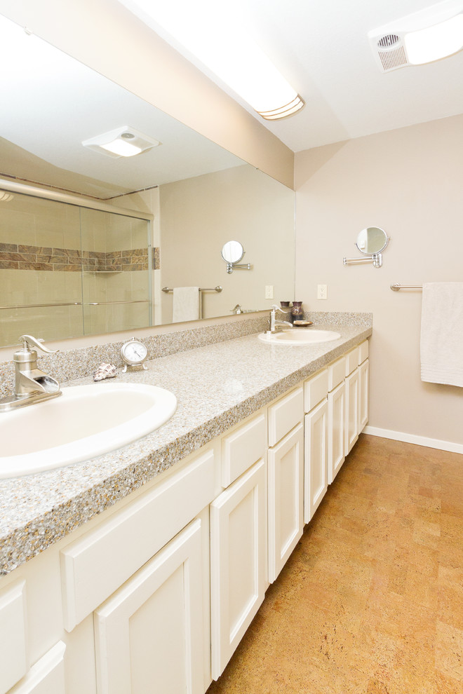 На фото: главная ванная комната среднего размера в стиле неоклассика (современная классика) с фасадами с утопленной филенкой, желтыми фасадами, душем в нише, пробковым полом, накладной раковиной, столешницей терраццо и коричневым полом