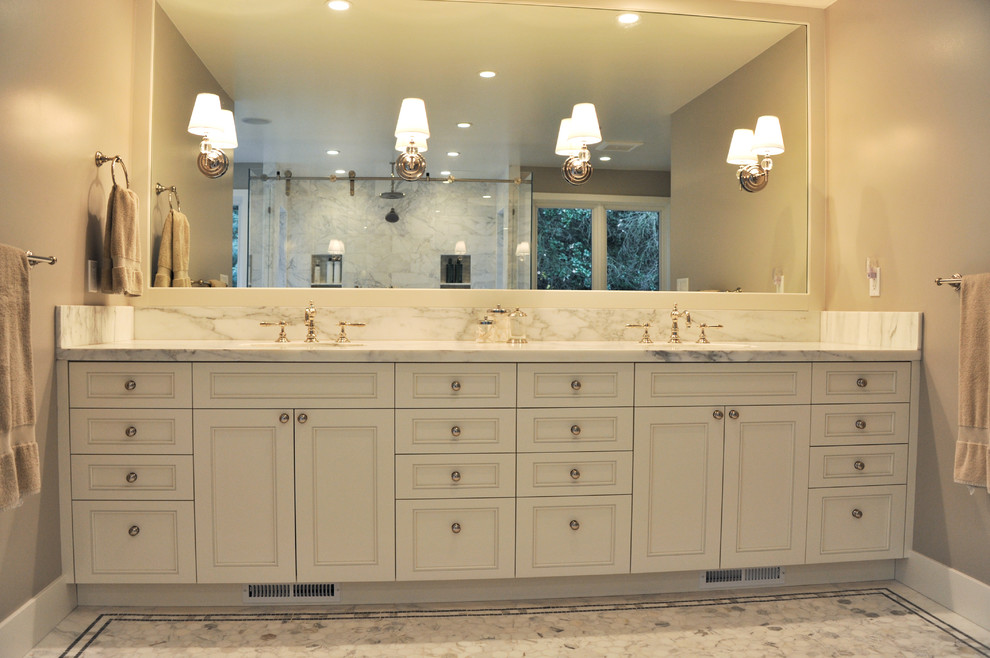 Foto di una stanza da bagno padronale tradizionale con ante con riquadro incassato, ante bianche, top in marmo, vasca freestanding, pareti grigie e pavimento in marmo