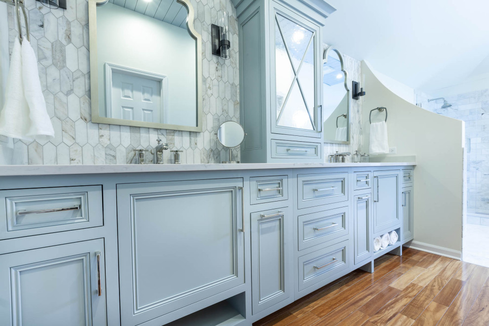 Пример оригинального дизайна: большая главная ванная комната в классическом стиле с фасадами с декоративным кантом, синими фасадами, накладной ванной, угловым душем, раздельным унитазом, серой плиткой, мраморной плиткой, белыми стенами, мраморным полом, врезной раковиной, столешницей из искусственного кварца, серым полом, душем с распашными дверями, серой столешницей, нишей, тумбой под две раковины, напольной тумбой, потолком из вагонки и панелями на стенах