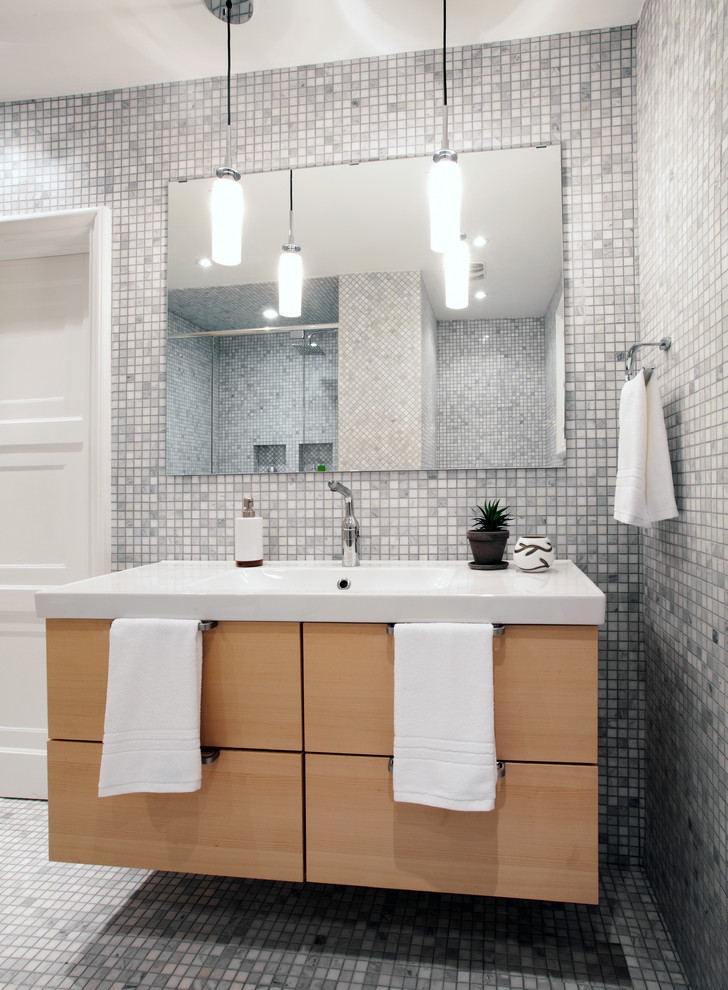 Mittelgroßes Modernes Badezimmer En Suite mit flächenbündigen Schrankfronten, hellen Holzschränken, grauen Fliesen, Marmorfliesen, grauer Wandfarbe, Marmorboden, integriertem Waschbecken, Quarzit-Waschtisch und grauem Boden in Toronto