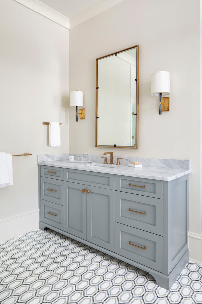 Ejemplo de cuarto de baño principal clásico grande con armarios con rebordes decorativos, puertas de armario azules, suelo con mosaicos de baldosas, lavabo bajoencimera y encimera de mármol