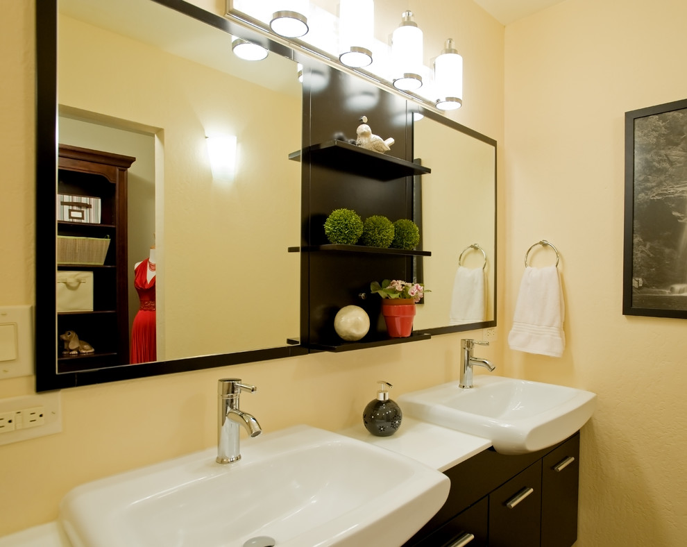 Kleines Modernes Badezimmer En Suite mit Einbauwaschbecken, flächenbündigen Schrankfronten, schwarzen Schränken, Duschnische, Wandtoilette mit Spülkasten, gelber Wandfarbe und hellem Holzboden in San Francisco