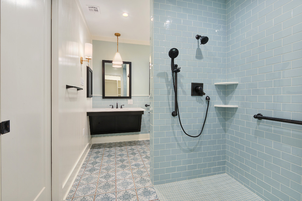 Пример оригинального дизайна: главная ванная комната среднего размера в стиле модернизм с фасадами в стиле шейкер, темными деревянными фасадами, душем без бортиков, раздельным унитазом, белой плиткой, плиткой кабанчик, белыми стенами, полом из керамогранита, врезной раковиной, столешницей из кварцита, разноцветным полом и открытым душем