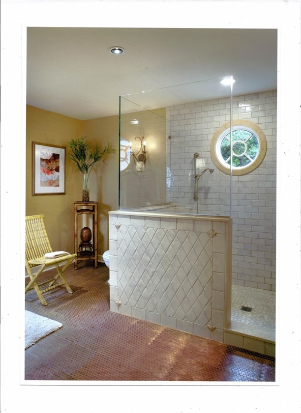 Modelo de cuarto de baño tradicional con baldosas y/o azulejos de cerámica y baldosas y/o azulejos negros
