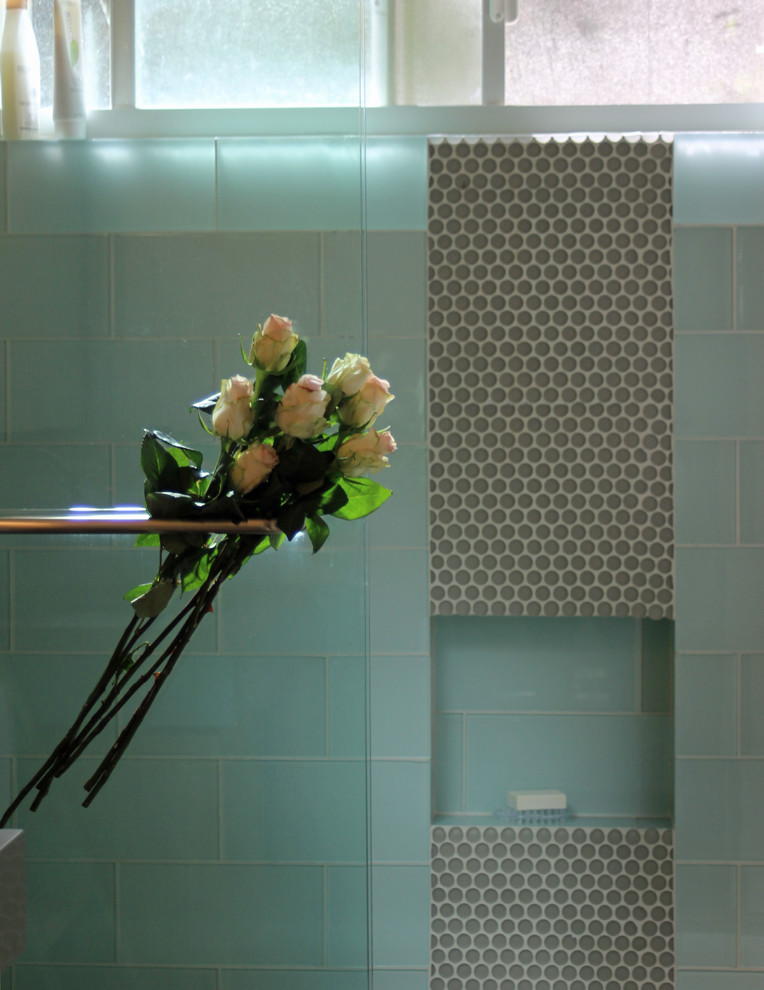 Inspiration för ett mellanstort funkis en-suite badrum, med ett undermonterad handfat, luckor med infälld panel, skåp i mellenmörkt trä, granitbänkskiva, en dusch/badkar-kombination, en toalettstol med separat cisternkåpa, blå kakel, glaskakel, vita väggar och klinkergolv i keramik